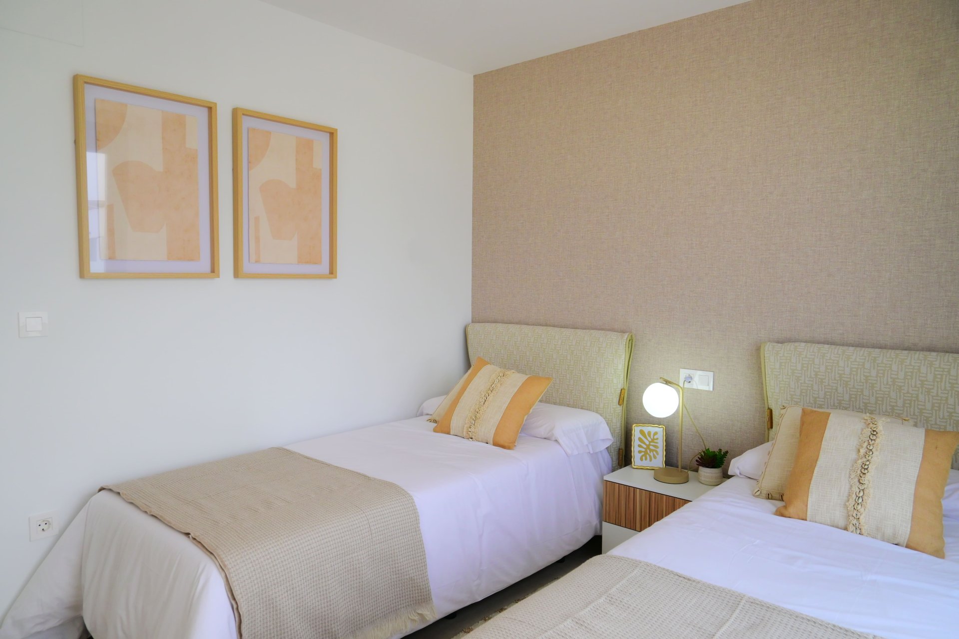 Nouvelle - detached -
Dolores