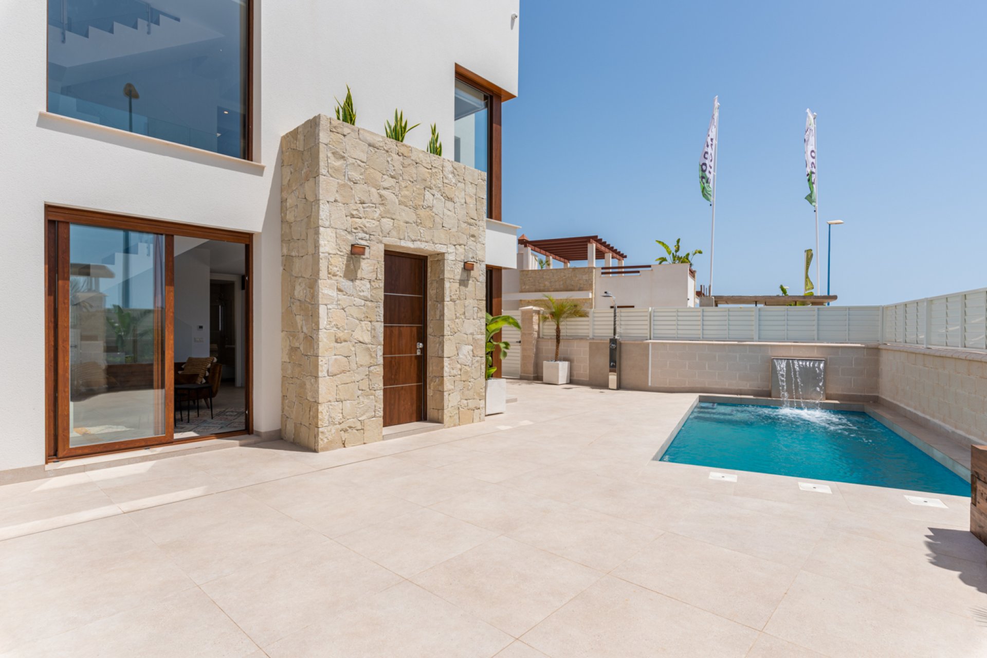 Nouvelle - detached -
Vera