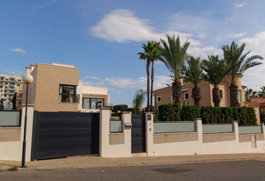 Obra nueva - Villa -
Torrevieja