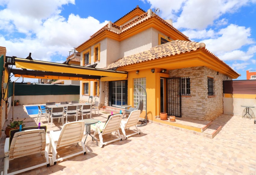 Resale - Villa -
Los Montesinos - La Herrada