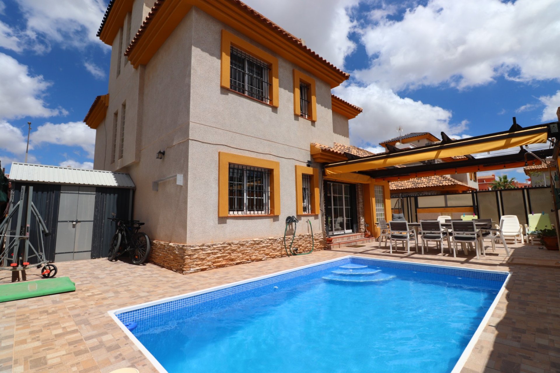 Resale - Villa -
Los Montesinos - La Herrada