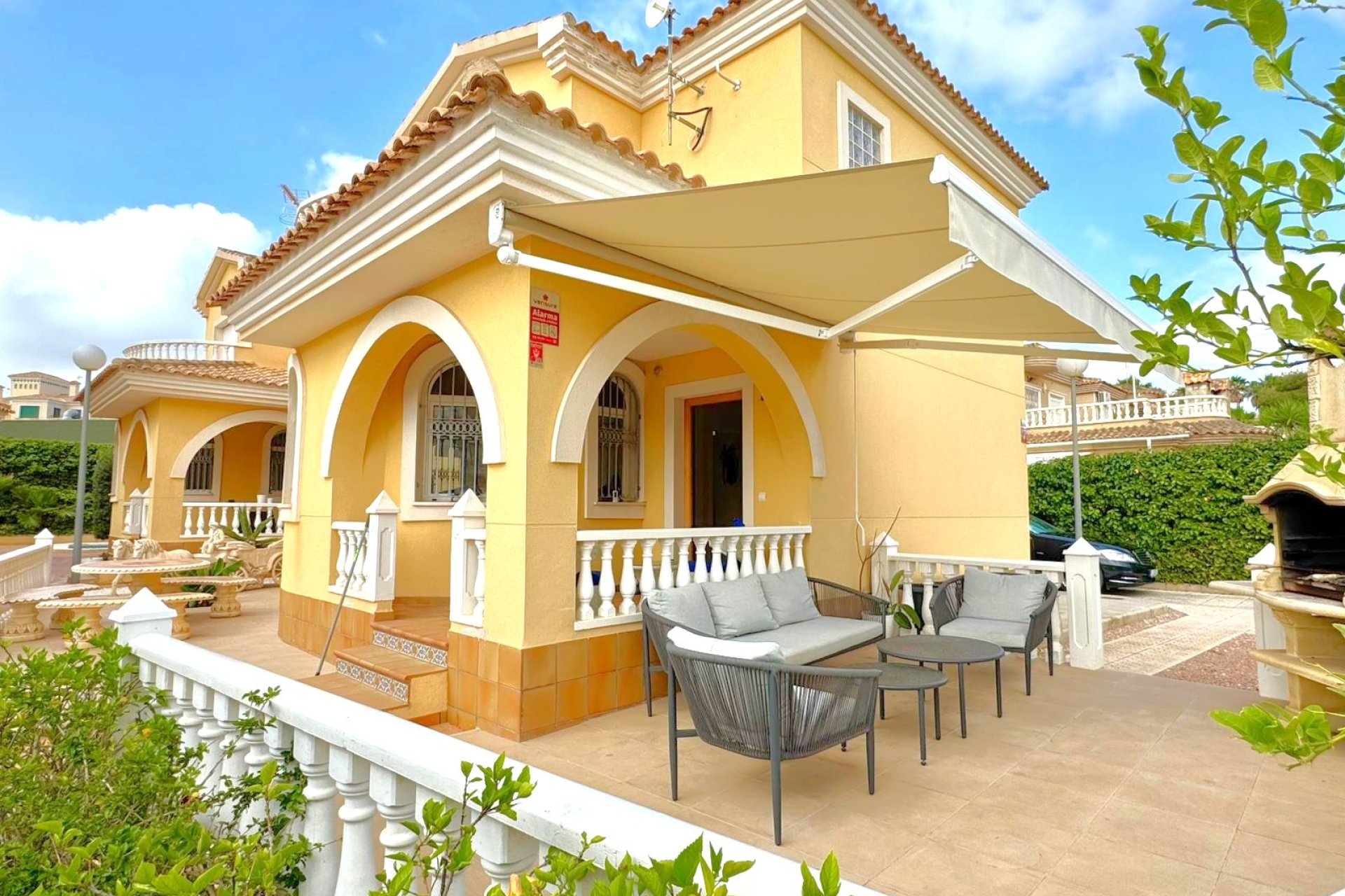 Resale - Villa -
Orihuela Costa - Villamartín