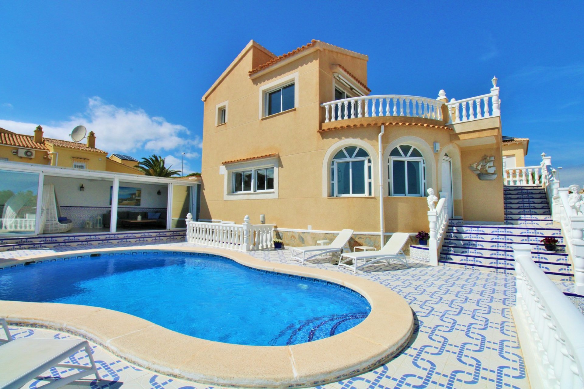Resale - Villa -
Villamartín