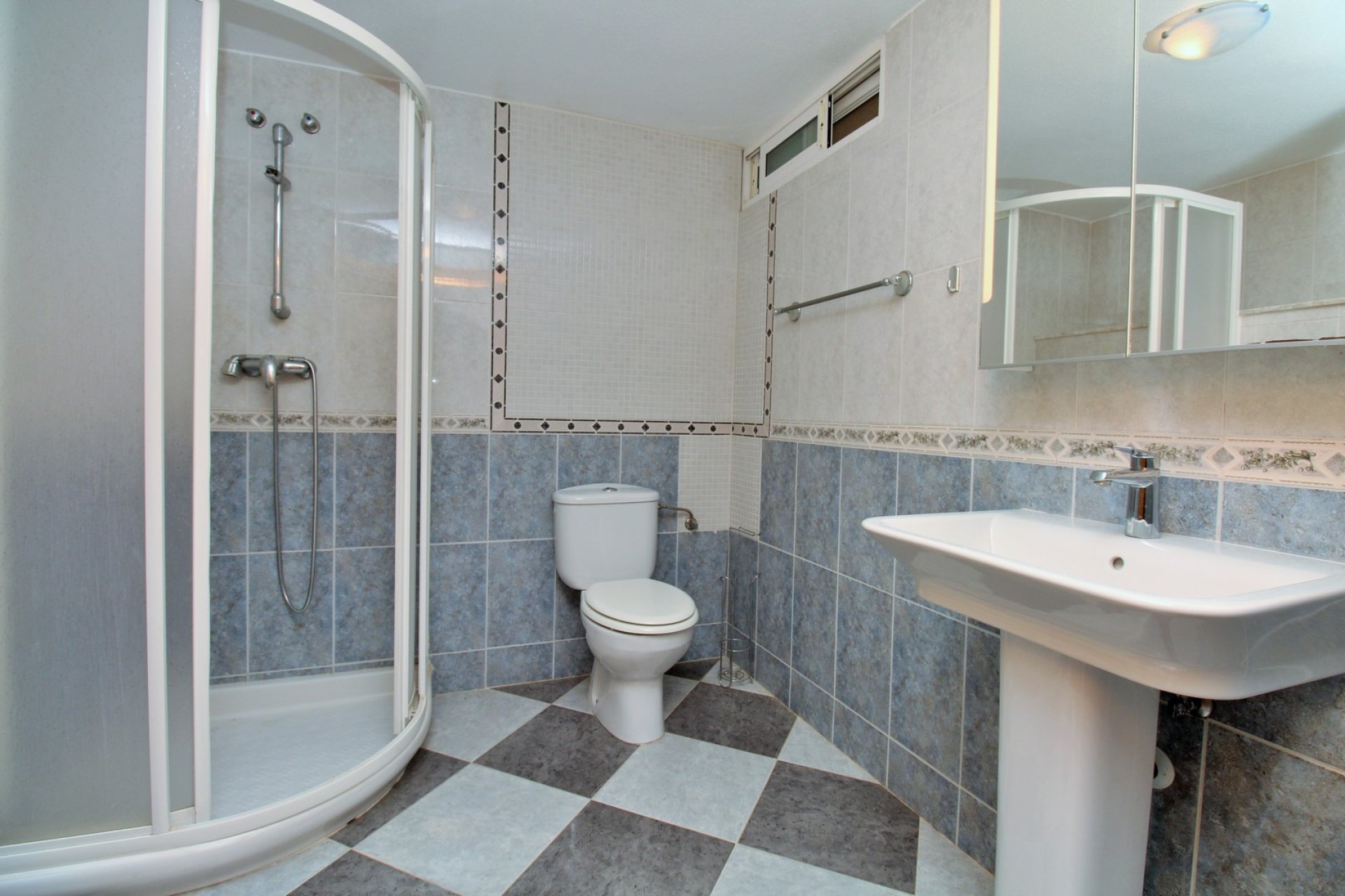 Resale - Villa -
Villamartín