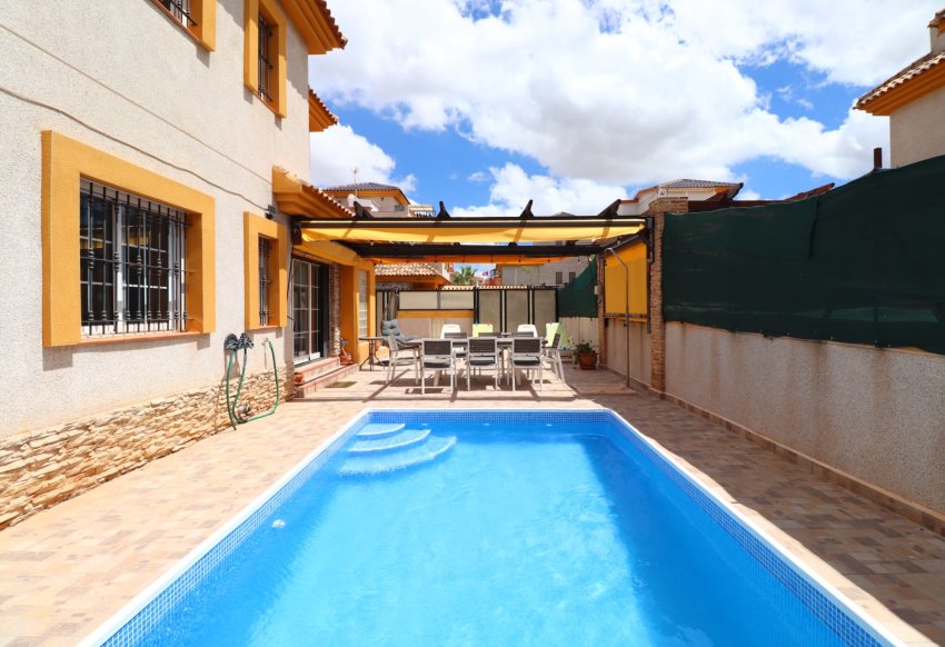 Reventa - Villa -
Los Montesinos - La Herrada